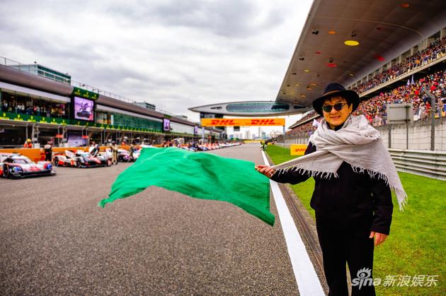 成龙大哥为2017世界耐力锦标赛上海站开赛挥旗（图片来源：FIA-WEC官方
