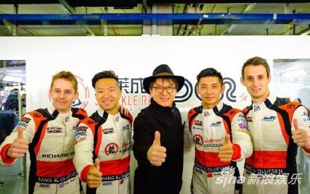 成龙大哥与车队选手合影