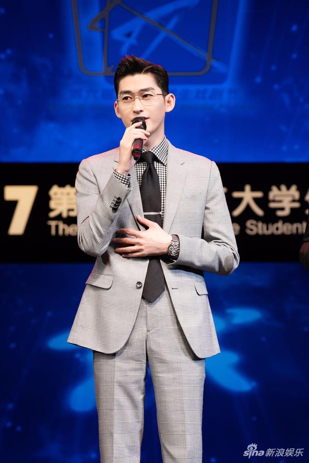 张翰毕业首回母校中戏 谈做演员要有敬畏之心|张翰|中央戏剧学院|大学生戏剧节_新浪娱乐_新浪网