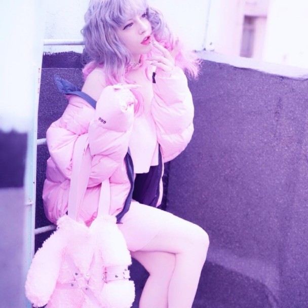 Andi早前在网上晒出生日穿着一件粉红厚外套的照片。 