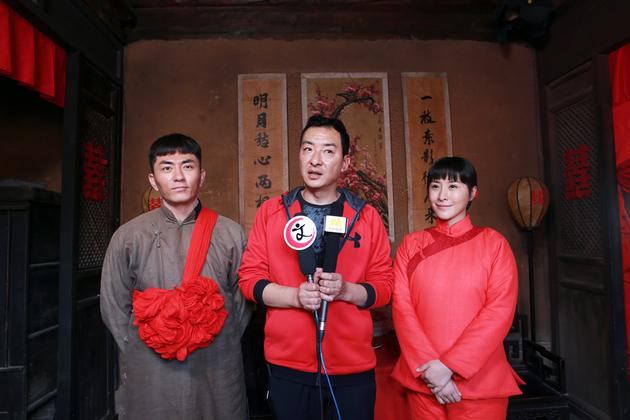 导演郝平（中）与主演王雅捷、张宁江接受采访