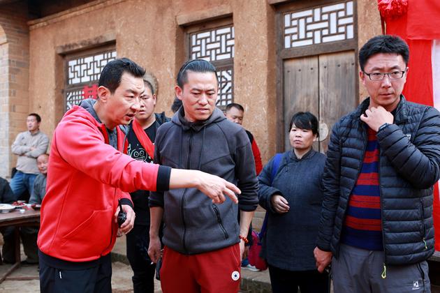 导演郝平与执行导演研究场面调度