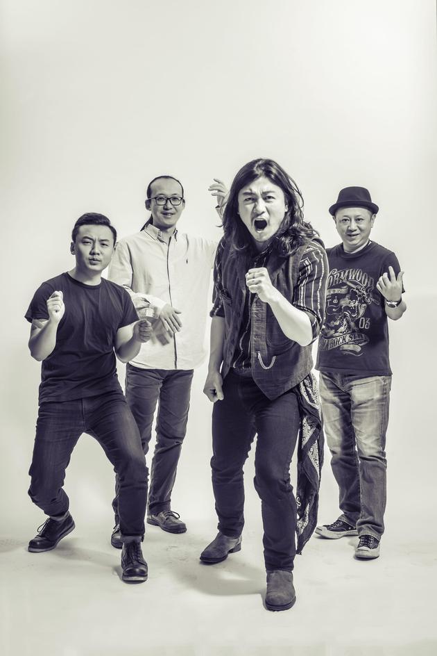 低苦艾乐队的成员们