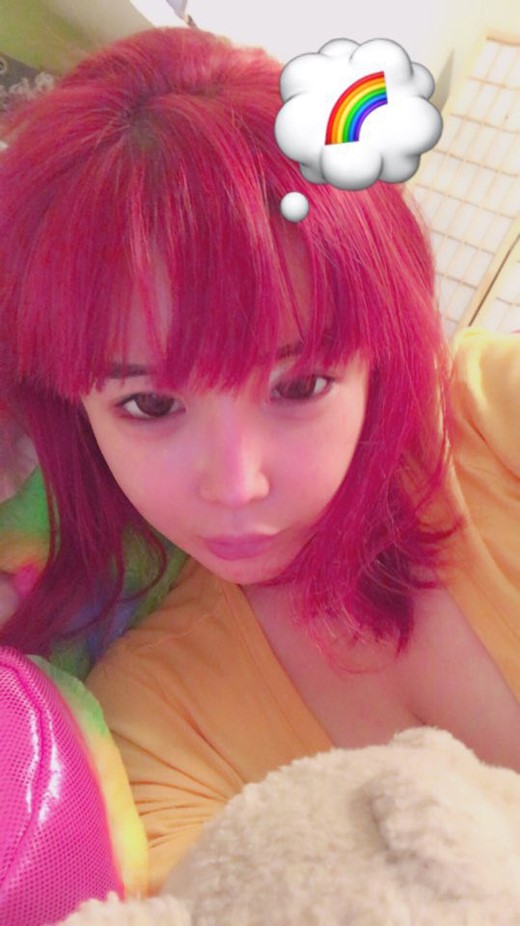 2ne1原成员朴春发近照染红发 躺床上身材抢镜