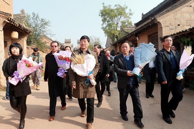 出品方领导与总策划何振虎（中）