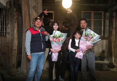 黄馨瑶（左2）《海之谣》杀青