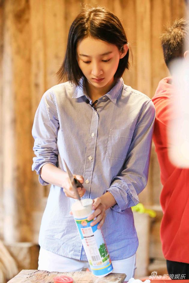 《世界》刘烨变身全能厨娘 为孩子准备爱心午餐|刘烨|蔡国庆|让世界听见|刘烨|支教_手机新浪网