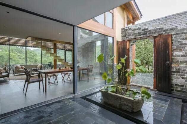 “龙闲居“庭院内景