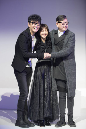 孙燕姿没发现李伟菘、李偲菘坐在台下 