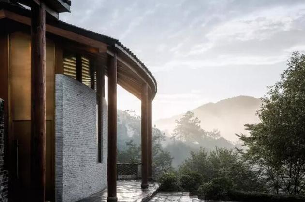 “龙闲居”侧面古典的立柱与徽式白墙