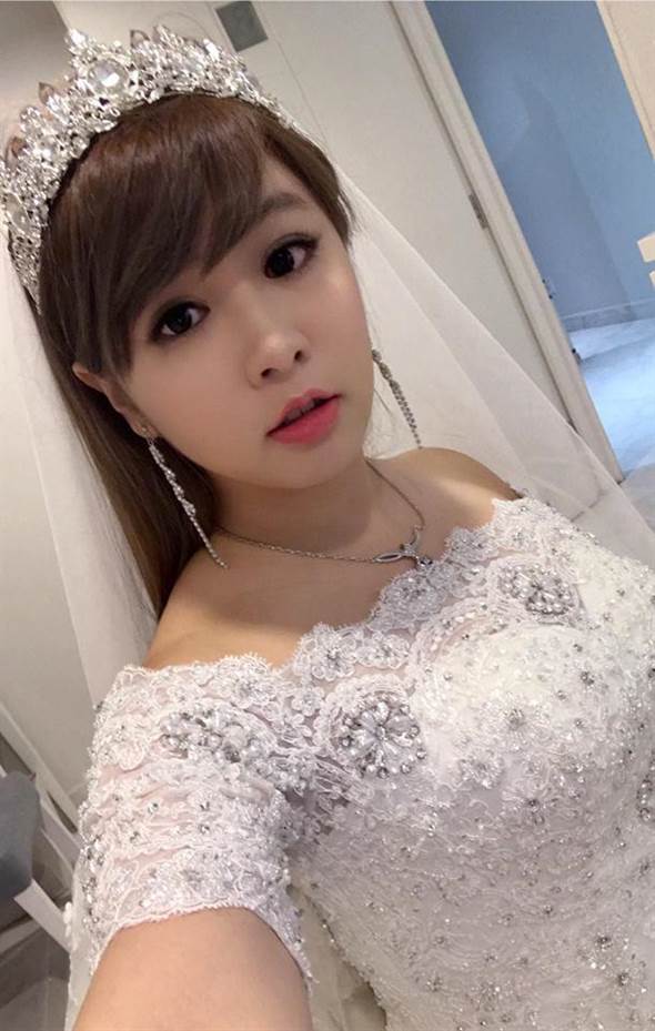 张芯瑜披婚纱
