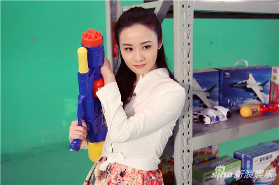 许龄方片场展萌趣