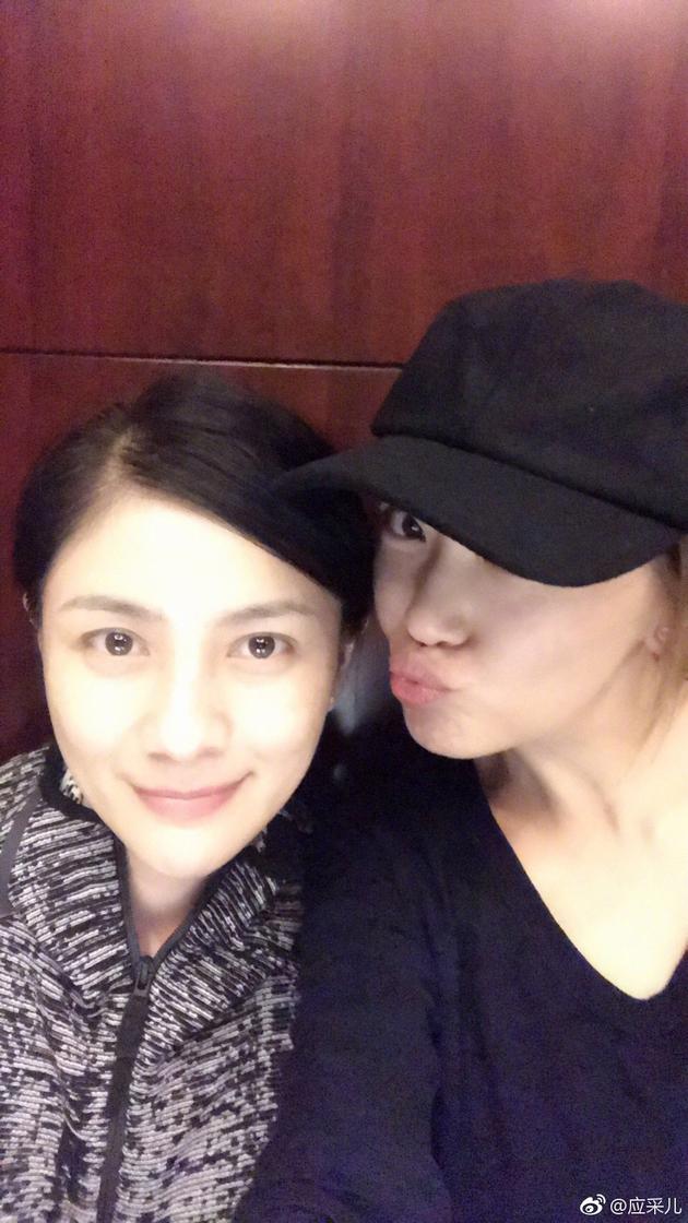 应采儿胡可合影亲吻吴尊娇妻