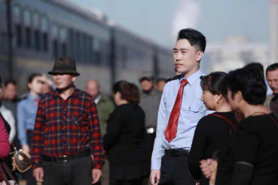 《人质列车》顺利杀青 邓辰锋扮演帅气广播员