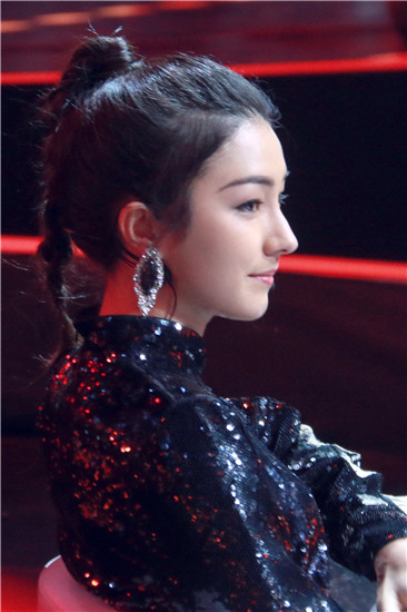 刘承羽侧颜完美