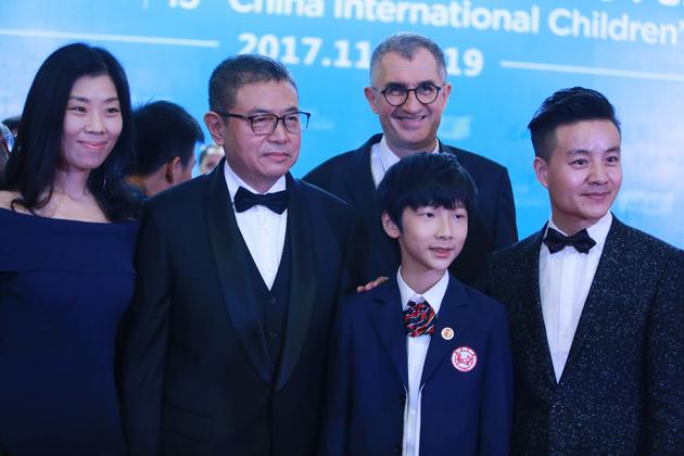 中国儿童少年电影学会会长侯克明先生与《龙虎少年2》主创合影