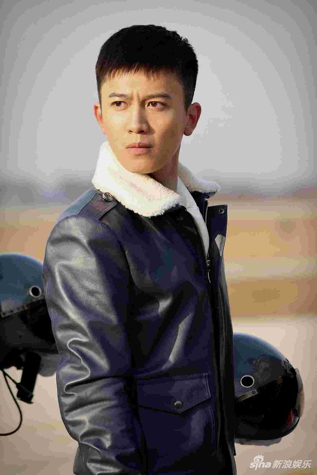 《飞行少年》中张哲饰演张栋梁