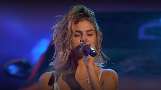 赛琳娜化上‘头破血流妆’为2017全美音乐奖（AMAs）表演