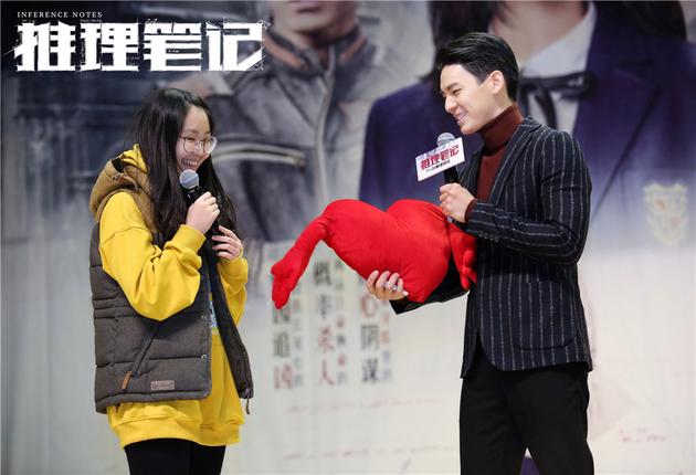 林柏宏给粉丝送爱心