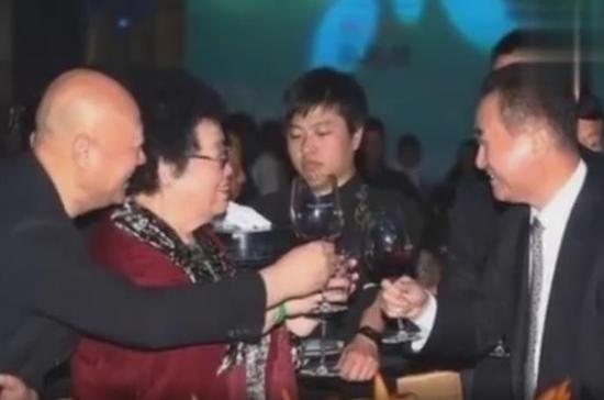 王健林向迟重瑞夫妇敬酒