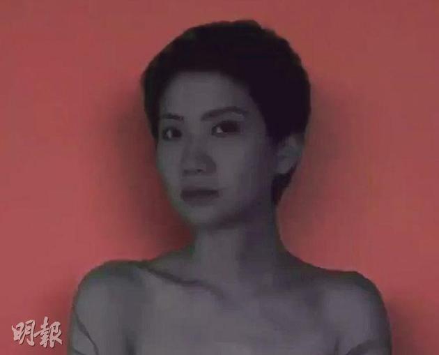 卢凯彤在MV中以双手遮掩重要部位。