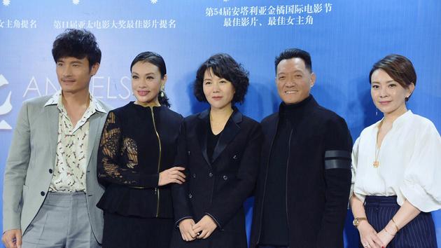 导演文晏携主演史可、耿乐等人一齐现身。