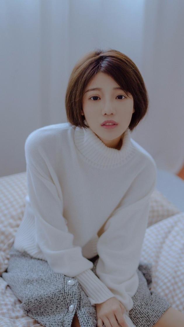 桃十五清新来袭 与狗哥上演甜蜜摸头杀