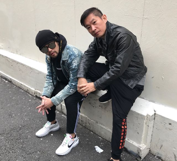 周杰伦晒与化妆师杜国璋合影 墨镜黑帽遮面凹造型