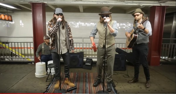 亚当和吉米·法伦假装成街头艺人