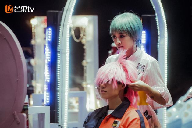 王鸥脱衣变身破产姐妹撒贝宁白t展露胸肌