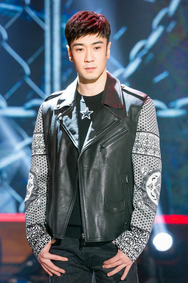 徐阁《天天向上》帅气亮相