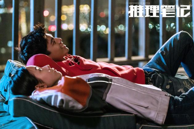 夏早安和李小崇天台数星星