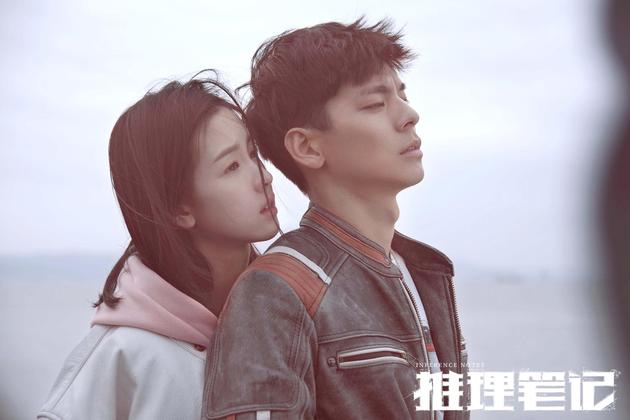 夏早安“后背杀”拥抱李小崇