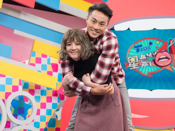 孙其君和郭静一起主持