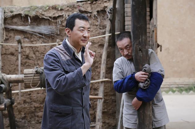 导演郝平与主演魏春光现场搞笑，这是一张有故事的图片