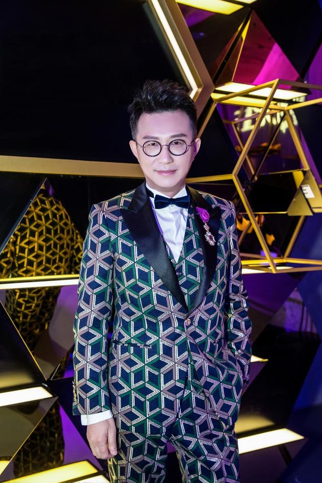 摘要:沈东军拿下本届先生盛典唯一的一座"年度经济人物"奖项.