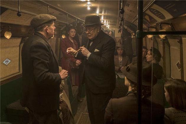 丘吉尔在地铁中与平民畅谈