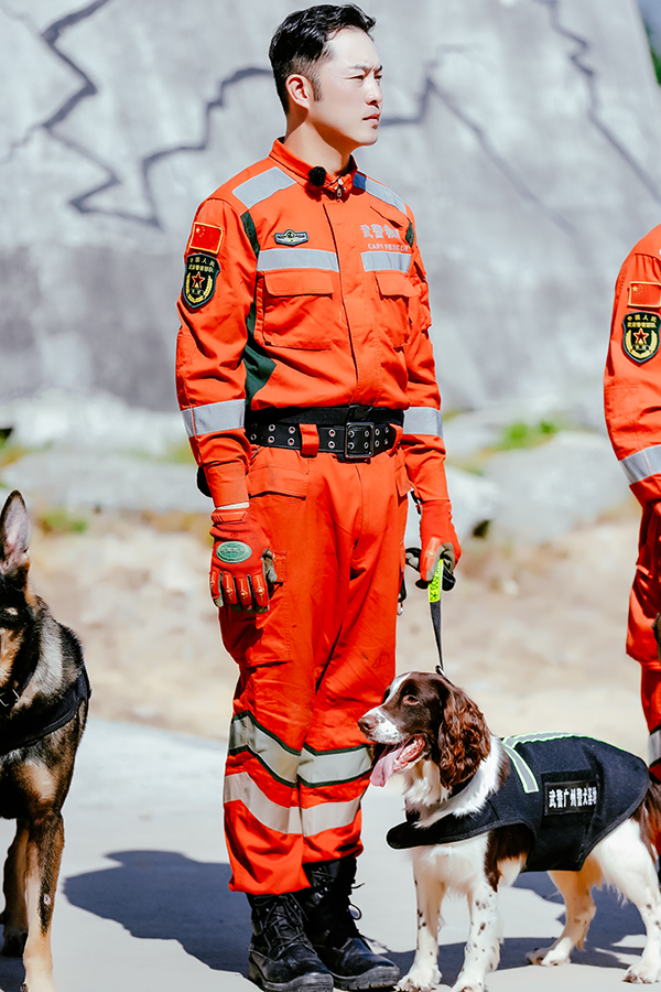 "奇犬"沙溢展现超高训犬能力 与伙伴互动默契十足|沙溢|奇兵神犬|杨烁