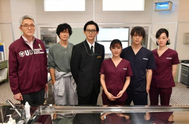 左起松重丰、井浦新、龙星凉、石原里美、窪田正孝、市川实日子