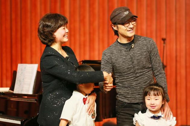 汪峰带病拜访听障儿童合唱团