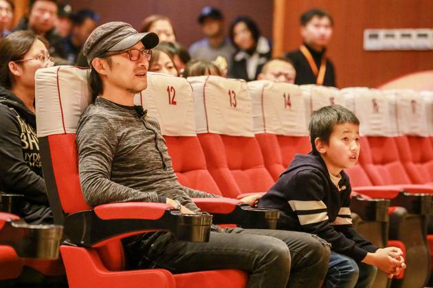 汪峰带病拜访听障儿童合唱团