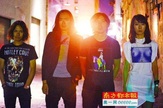 新裤子成员除了彭磊和庞宽，还有赵梦和德恒