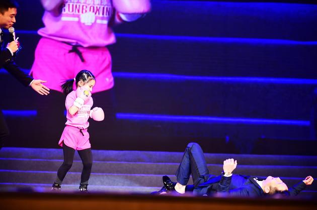 邹市明倒地读秒