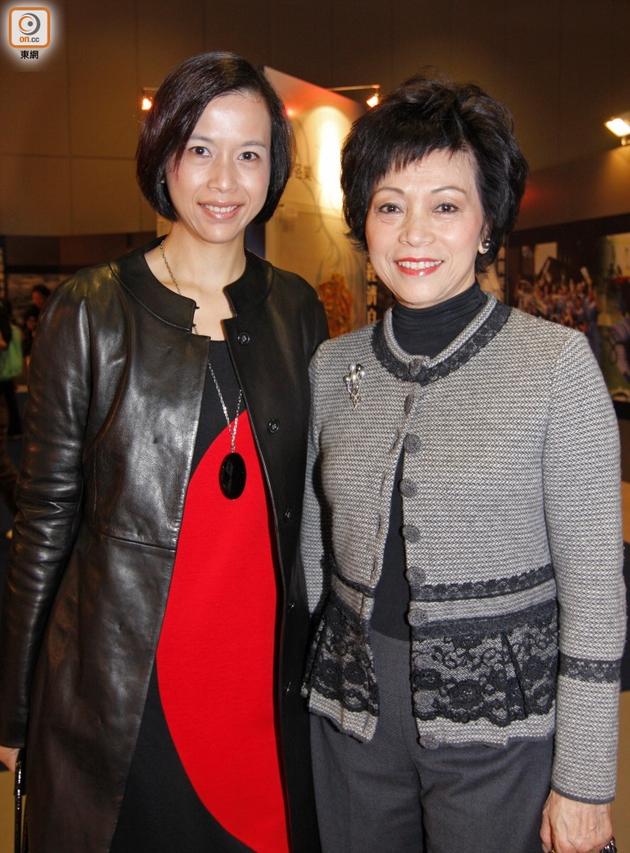 麦嘉轩（ 左）透露张绿萍离世时，家人都守候在侧。（资料图片）