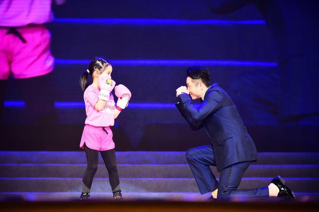 邹市明教小萝莉打拳