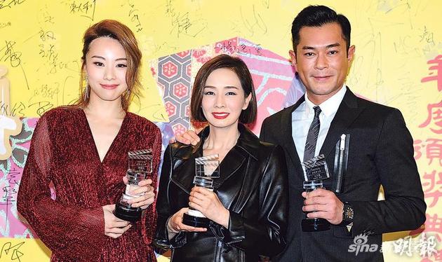 邓丽欣（左起）、毛舜筠与古天乐在《香港电影导演会》获颁影帝影后殊荣。