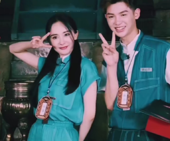 蜜桃姐弟有爱杨幂包场支持黄明昊新电影