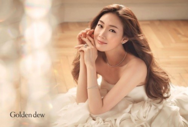 突然宣布婚讯!崔智友婚纱画报公开幸福甜蜜