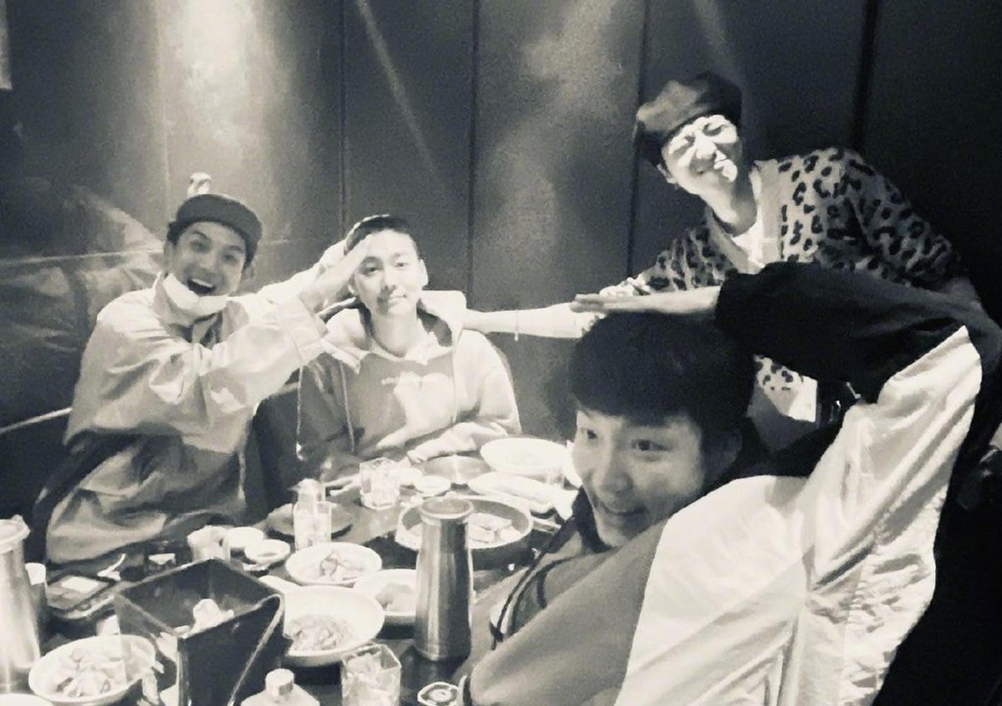 组图：金秦禹明日入伍 队友姜升润晒其寸头照不舍送别