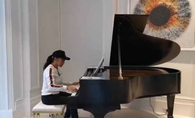 刘晓庆弹钢琴
